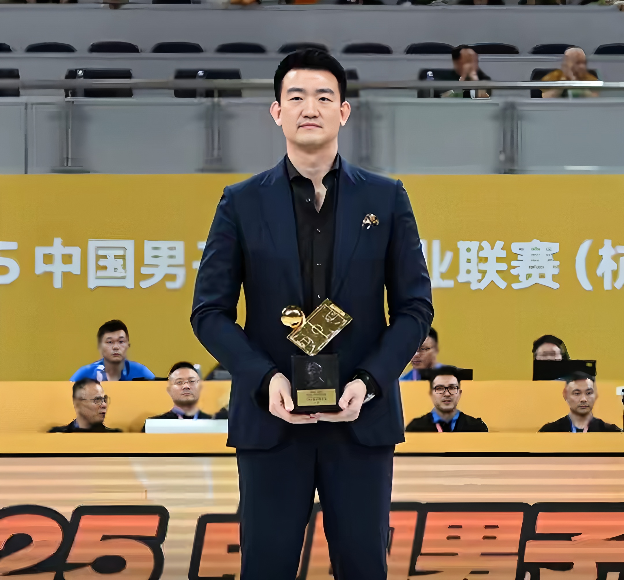 关于广厦男篮更衣室发声备战欧联今晚费耶诺德再遭质疑，上海海港复出首秀瞬间刷屏的信息